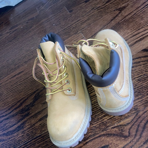 Size 10 unisex toddler— like new—Timberland 6in waterproof tan boots - Picture 2 of 7